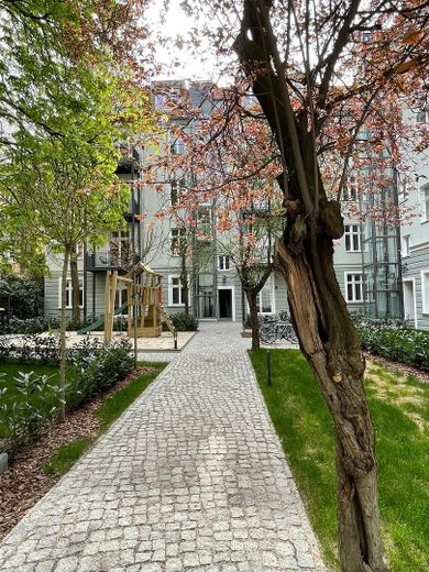 Kernsanierter Altbau mit Aufzug im 3. OG: 2 Zimmer, Designküche & Einbauschränke & Vorhänge nach Maß – Foto 22