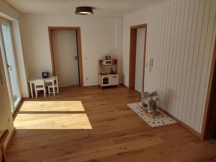 Familienfreundlicher Bungalow mit modernisiertem Wohnbereich und viel Platz im Untergeschoss – Diele, Blick zum Wohnzimmer