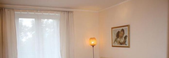 Wohn-:Schlafzimmer mit ausziehbarer Schlafcouch