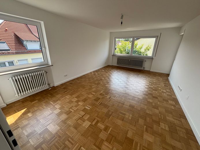 Sanierte ruhige Wohnung im Herzen von Korntal mit Garage, Balkonkraftwerk, Wallbox, 2 Sonnenbalkone – Wohnzimmer