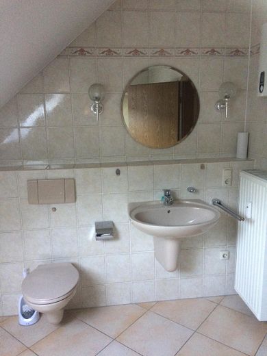 Schöne helle Dachgeschosswhg im Einfamilienhaus in Ehrang 3 ZK, großes Bad, großer Balkon – Bad