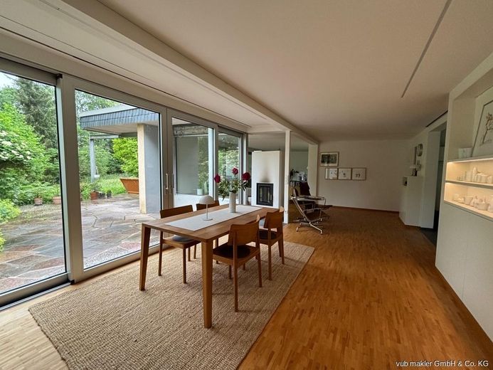 Rarität im Fichtelgebirge: Kernsanierter Bauhaus-Bungalow mit 163m² auf 7.500 m² Parkgrundstück – 17_Essbereich-Fensterfront