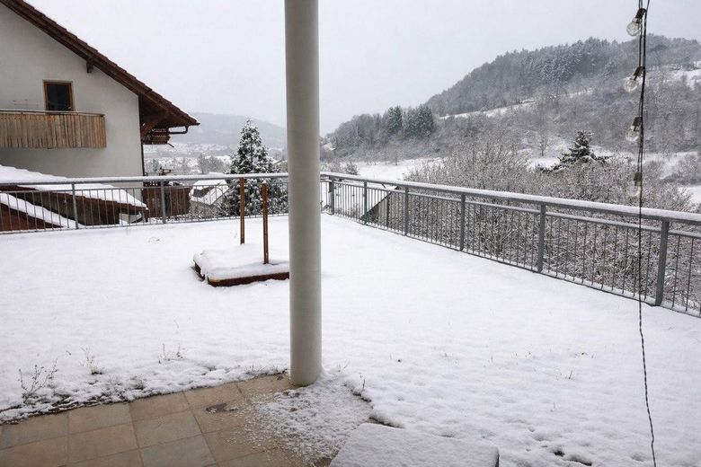 Traumhafte 4-Zimmer-Eigentumswohnung mit XXL-Südterrasse, Kamin und unverbaubarem Panoramablick – Foto 1