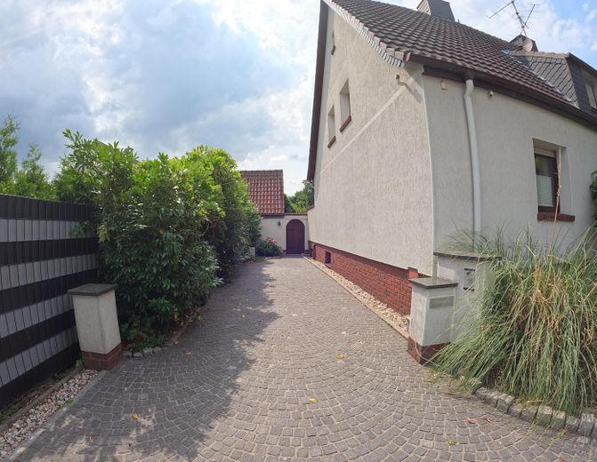 Gepflegte Doppelhaushälfte in Duisburg-Bergheim – Einfahrt