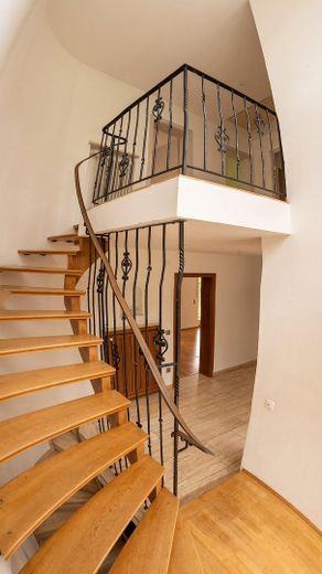 Rosenheim’de merkeze yakın bahçeli ve garajlı ikiz ev, komisyonsuz – Treppenhaus