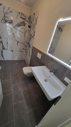 Top ground-floor 5-room KfW apartment with kitchen and balcony in a prime location in Wiesbaden Mitte – Badezimmer 2