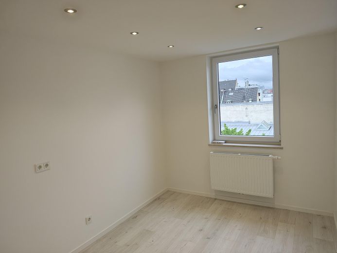 Première occupation après rénovation ! Appartement de 3 pièces avec balcon, dans un très bon emplacement central – Küche