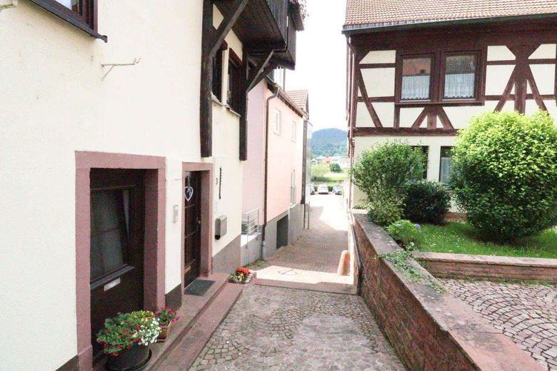 WRS Immobilien - Freudenberg - direkt im Zentrum + am Main - saniertes EFH mit Einzelgarage – Weg zum Main