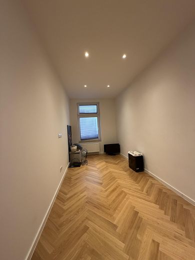 Balıksırtı parke zeminli, Berlin-Wilmersdorf’ta süreli kiralık, mobilyalı 3 odalı eski bina dairesi, 80m2 – Arbeitszimmer