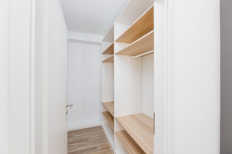 Neubau: vollmöblierte Businessapartments mit Panoramablick – Apartment 4 Ankleidezimmer
