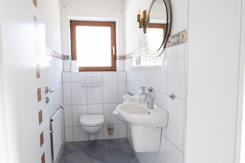 Exklusives Einfamilienhaus in traumhafter Flusslage - Wohnen, wo andere ihre Freizeit verbringen – Toilette EG