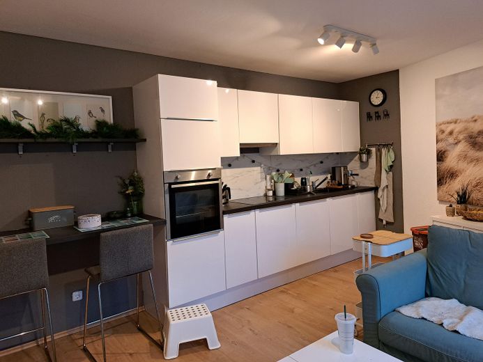 Moderne 2-Zimmer-DG-Wohnung mit Wohnküche und Balkon – Wohnküche