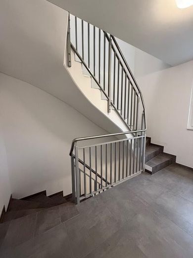Appartamento di 3 locali, nuova costruzione, balcone, riscaldamento a pavimento, impianto di ventilazione, WE3 – Treppe