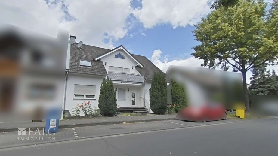 Vielseitiges Drei-Parteien-Haus mit großzügigen Freiflächen – Außenansicht