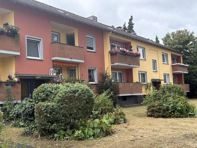 Gepflegte Wohnanlage mit 8 Wohneinheiten in Solingen-Ohligs – provisionsfrei – Seitenansicht links Haus 