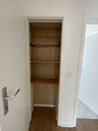 renovierte 3 Zimmer, frei ab sofort – Einbau im Flur