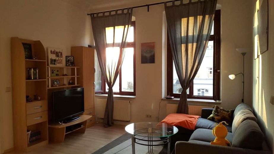 Großzügige 2-Zimmer-Altbauwohnung mit EBK in Schloßchemnitz – nur 428 € warm | sofort frei“ – Wohnzimmer