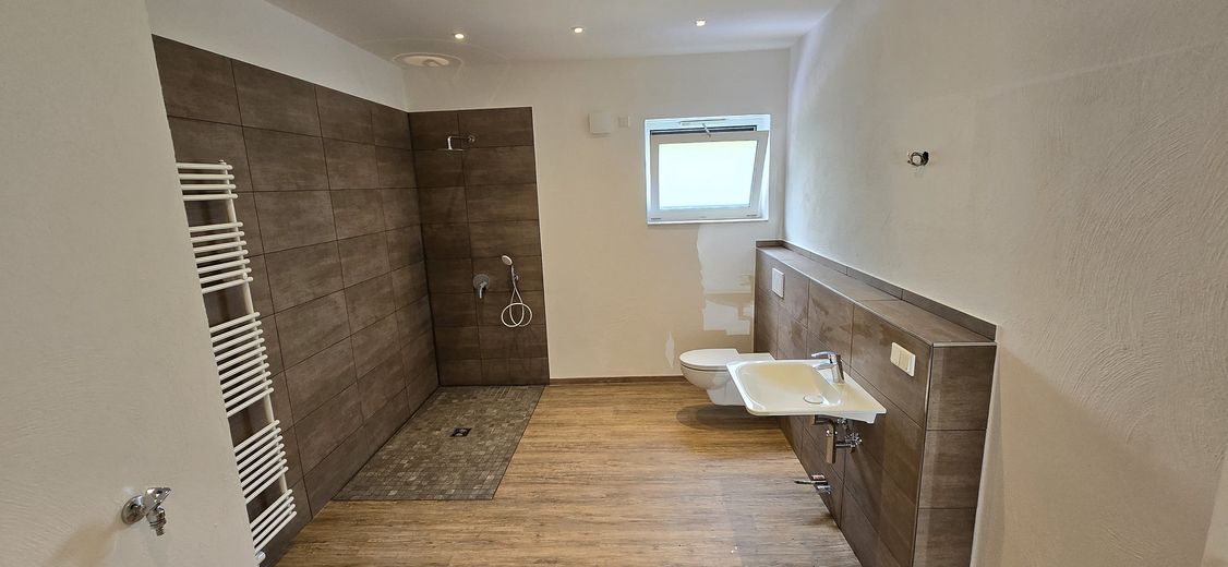 Bonito apartamento de 2,5 habitaciones con terraza y jardín / adaptado para silla de ruedas – Duschbad