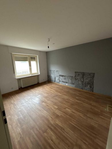 Bezahlbar wohnen: Renovierungsbedürftiges Haus im Erbbaurecht mit Potenzial – Souterrain - Zimmer 1
