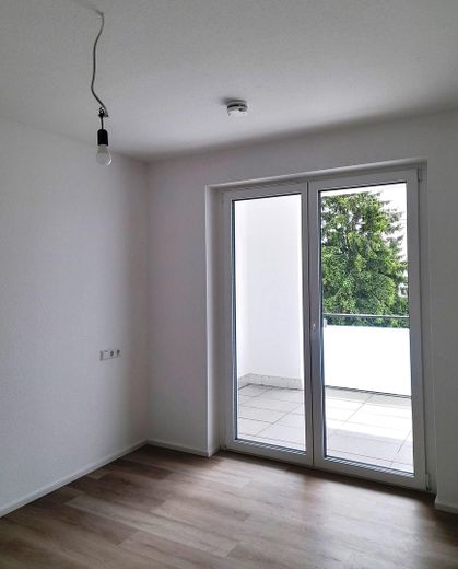Schlafzimmer: Blick zum Balkon