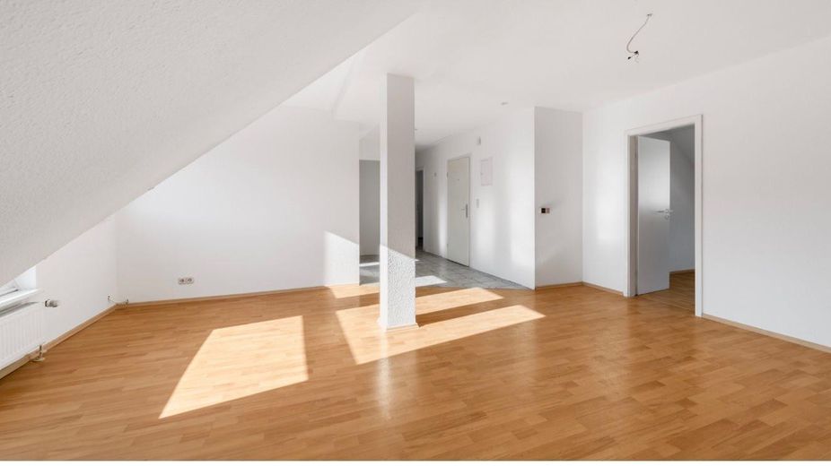 Zentrale Lage, neue Küche, helle Wohnung, 3 Zimmer – Großer Wohn- und Essbereich