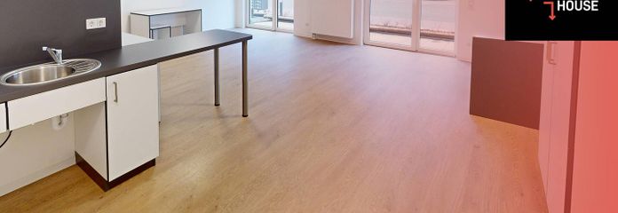 **SOLO ESTUDIANTES** Apartamento AMUEBLADO adaptado para sillas de ruedas con TERRAZA en Open Living House Siegen (¡solo para estudiantes!) – Ansicht I: Wohn- und Schlafzi…