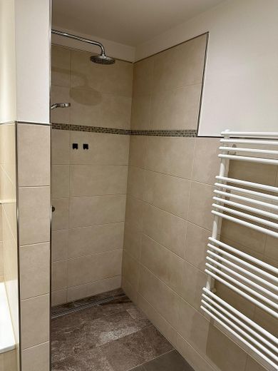 Appartement en copropriété haut de gamme de 2 pièces avec terrasse et place de parking en sous-sol – Ebenerdige Dusche