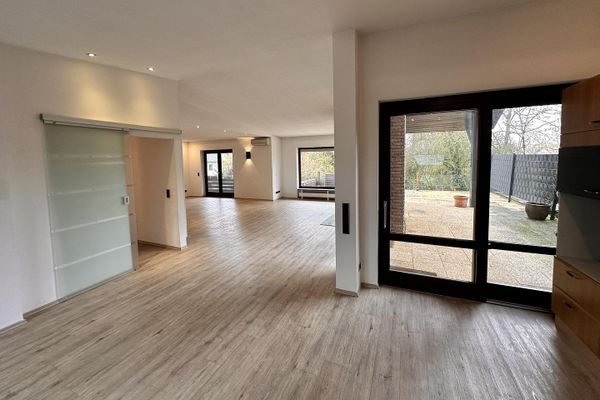 Spacious detached house with granny flat on a large corner plot