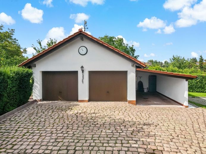 Großzügigkeit neu definiert: EFH, Pool &amp; 2.790 m² Grundstück in Dölau – Garage