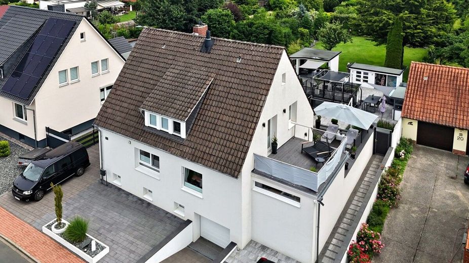 Gehobenes und kernsaniertes Einfamilienhaus mit Möglichkeit der Hinterbebauung in Schloss Ricklingen – Seitenansicht Drohne