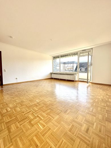 Top moderne 3 Zi Wohnung mit Balkon 2 Min vom See! – Wohnzimmer