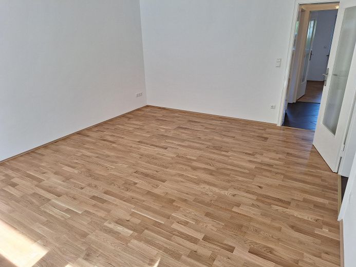 Hochwertig komplettsanierte 3-Zi. Erdgeschossterrassenwohnung in München, Fürstenried, am Waldrand – Wohnzimmer