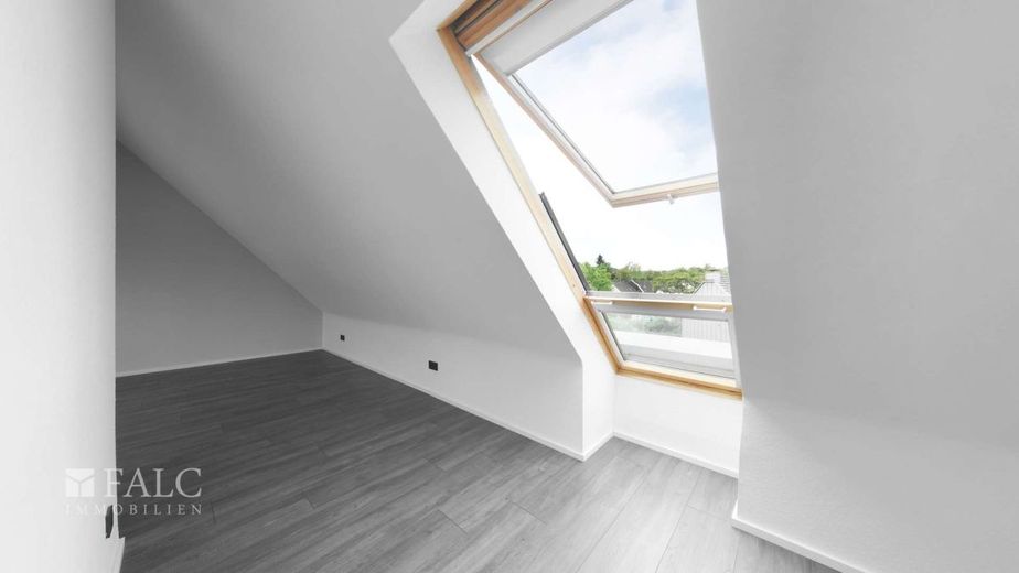 Modernisiert, lichtdurchflutet und außergewöhnlich - Wohnen auf zwei Ebenen mit Stil – Schlafzimmer