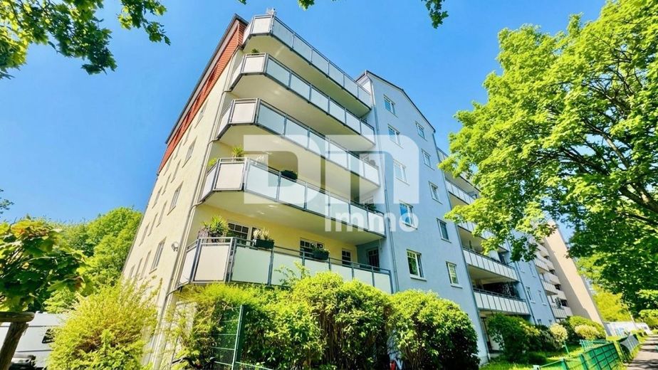 Großzügige altengerechte EG 4-Zimmer Wohnung mit großer Terrasse und Stellplatz – Frontansicht Titel
