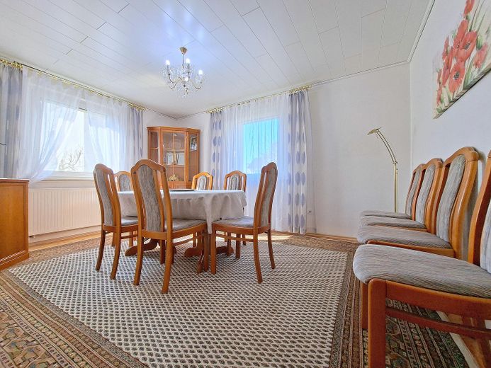 Freistehendes Zweifamilienhaus in Rumpenheim 7,5 Zimmer, 3 Bäder, gr. Garten, Garage, Ausbau möglich – EG Esszimmer