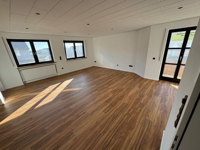 Hepberg’in merkezi konumunda geniş, kapsamlı şekilde yenilenmiş 3 odalı, 1. kat dairesi + 2 balkon – Wohnzimmer / Essbereich