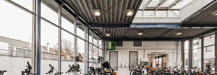 Representatieve bedrijfslocatie met showroom, productie, werkplaats en opslaghal te huur – Showroom/Ausstellung/Werkstatt