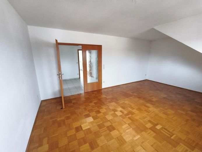 3 Zi. Wohnung (Nr. 6) im DG (2. OG) mit Balkon und Garage – Wohnzimmer Bild 3