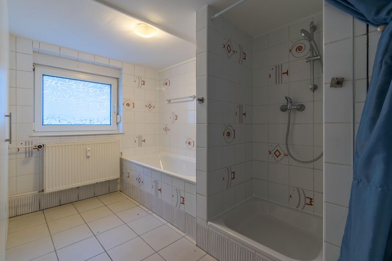 Großzügiges Familienhaus mit Garten in Dreieich Sprendlingen, Grenze Buchschlag – Bad im UG mit Wanne & Dusche