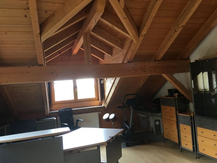 Am Waldrand gelegenes Einfamilienhaus mit ELW und parkähnlichem Garten – ELW Wohnzimmer