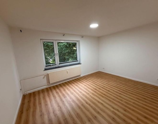 Helle 2-Zimmer-Wohnung mit moderner Küche & Balkon – Foto 4
