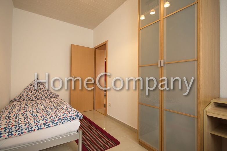 شقة مفروشة بشكل جميل جدًا مع شرفة في مبنى سكني متعدد العائلات بحالة جيدة، شمال الـ CIty – 68c4e5dd39b7ddb40568d7a8206c2083f69ff79d.jpg