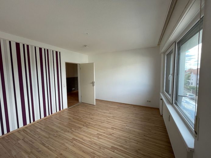 Po modernizacji energetycznej, niskie koszty ogrzewania: jasne mieszkanie 3-pokojowe z ogrodem zimowym i garażem – Schlafzimmer