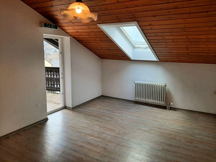 2 schöne 2-Zimmer Wohnungen mit Panoramablick, Balkon u. Küchenzeile u. 2 Duschbädern zu vermieten – DG Schlafzimmer m. Balkon