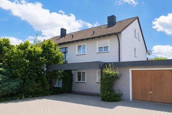 Investimento interessante! Curata casa quadrifamiliare con 4 unità abitative e potenziale di ampliamento