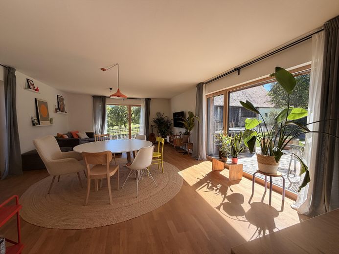Neubau 2023 | KfW-40+ | PV + Speicher | 135 qm Wohnfläche | 635 qm Grundstück mit Südgarten – Wohn-Ess-Bereich