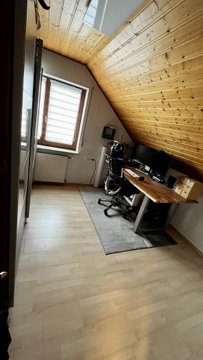 Lichtdurchflutete 3,5-Zimmer-Dachgeschosswohnung mit Balkon, Wärmepumpe und PV-Anlage – Büro / Abstell