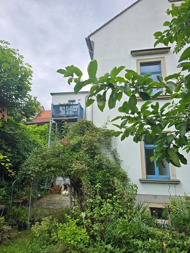 Denkmalgeschütztes Wohn- und Geschäftshaus direkt gegenüber dem Schloss Klippenstein – Altbau. Hinterhof