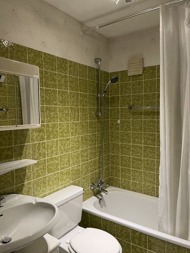 Teil-Möblierte 1,5-Zimmerwohnung mit schönem Blick ins Tal von Meisenheim – Bad