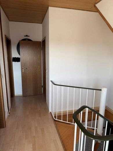 Sehr gepflegte 3 Zimmer-Maisonette-Wohnung in zentraler Wohnlage von Griesheim – Flur